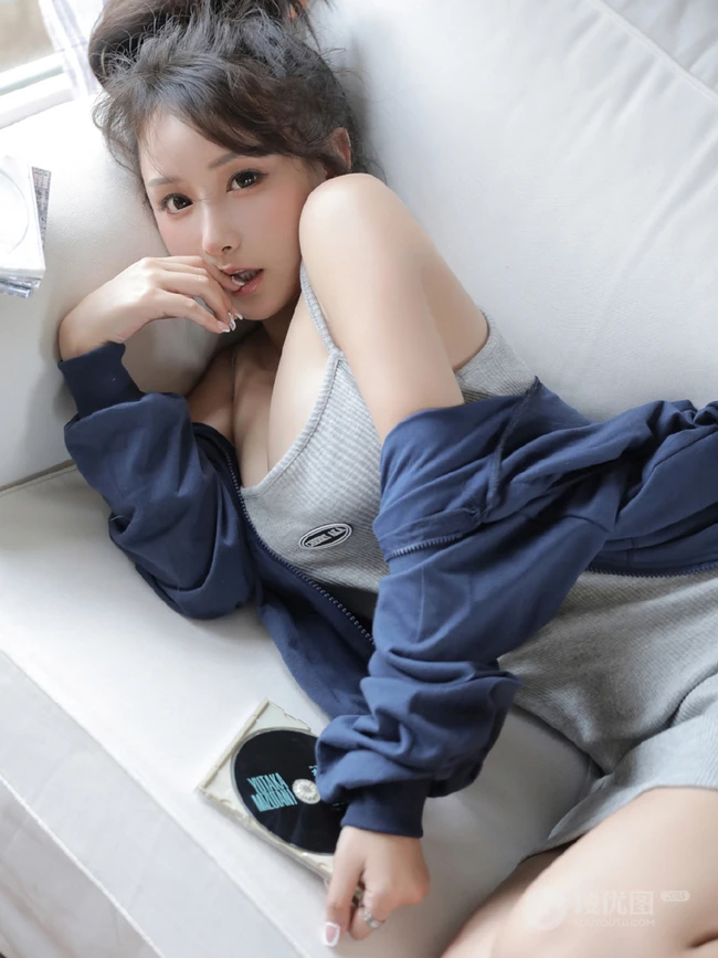 气质匀称可爱少女紧身肩带连衣裙魅力室内写真吸睛图片