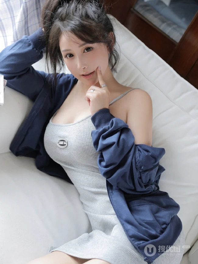 气质匀称可爱少女紧身肩带连衣裙魅力室内写真吸睛图片
