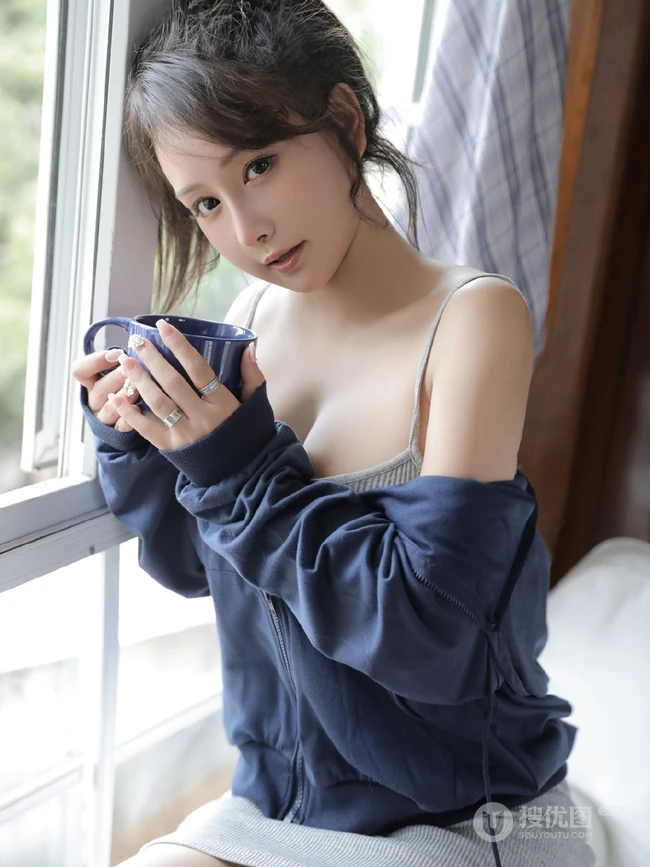 气质匀称可爱少女紧身肩带连衣裙魅力室内写真吸睛图片