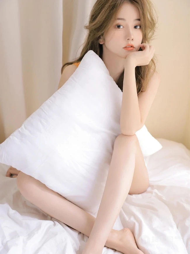 又纯又欲大长腿气质少女背心短裤穿搭室内写真美照