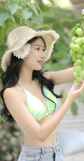 葡萄树下的浅粉可人少女肩带家居服短裤穿搭青春阳光动人写真美照