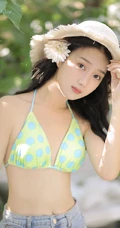 葡萄树下的浅粉可人少女肩带家居服短裤穿搭青春阳光动人写真美照