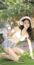 葡萄树下的浅粉可人少女肩带家居服短裤穿搭青春阳光动人写真美照