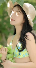 葡萄树下的浅粉可人少女肩带家居服短裤穿搭青春阳光动人写真美照
