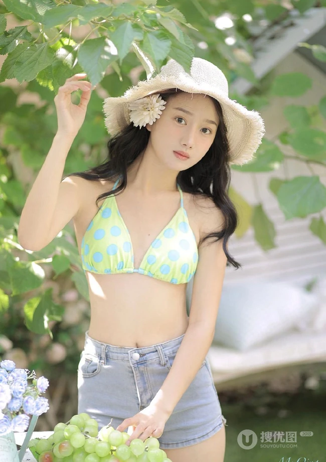 葡萄树下的浅粉可人少女肩带家居服短裤穿搭青春阳光动人写真美照