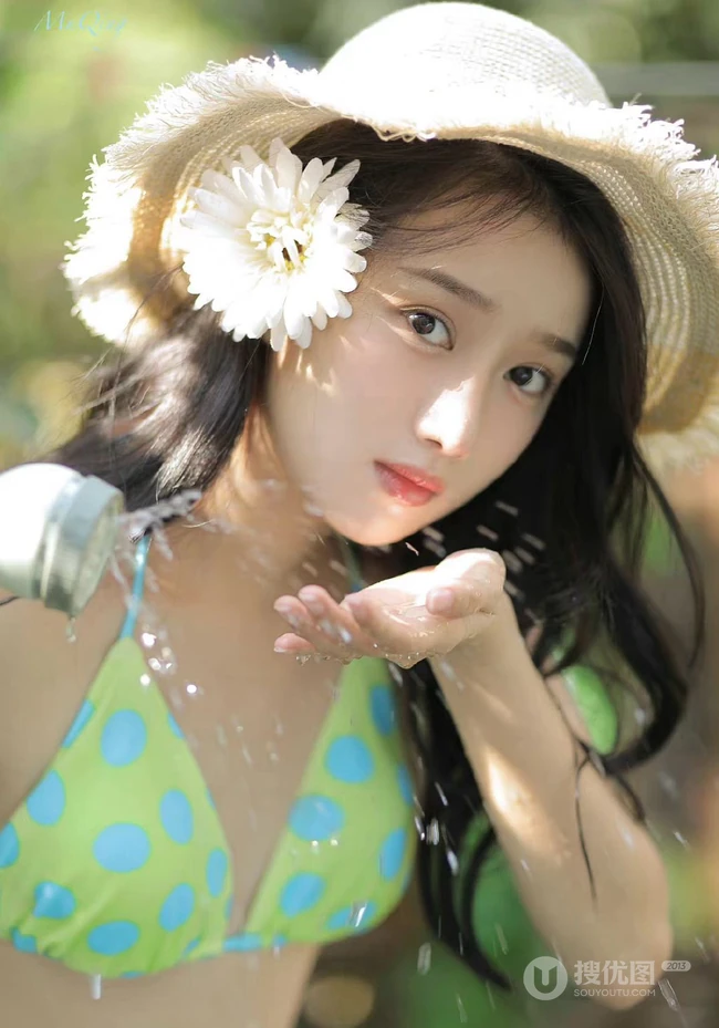 葡萄树下的浅粉可人少女肩带家居服短裤穿搭青春阳光动人写真美照