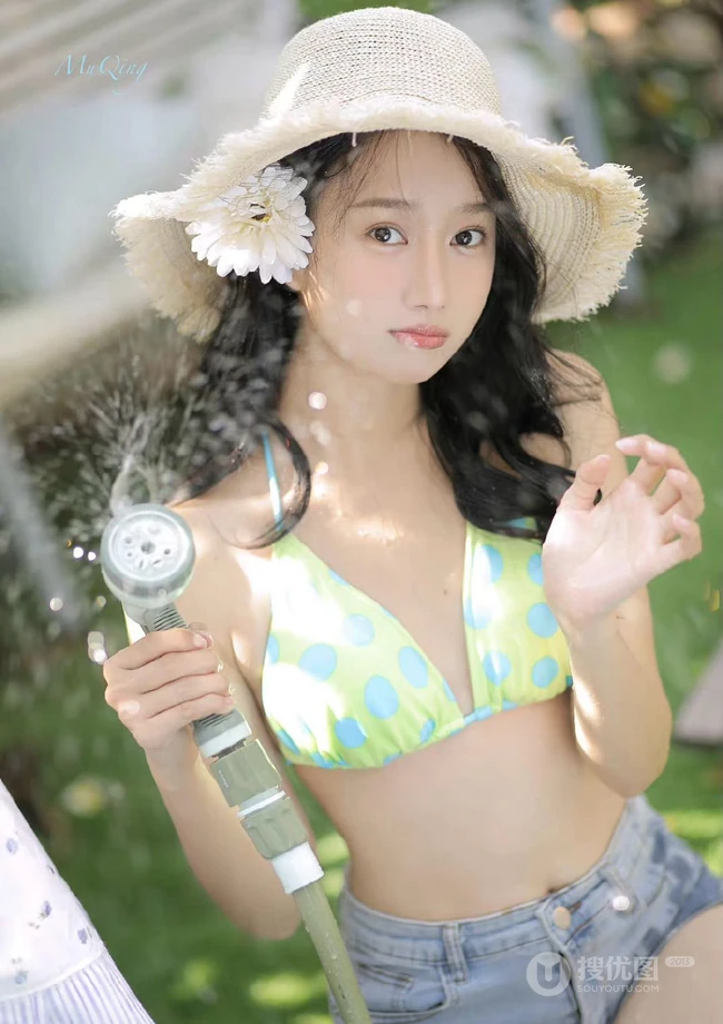葡萄树下的浅粉可人少女肩带家居服短裤穿搭青春阳光动人写真美照
