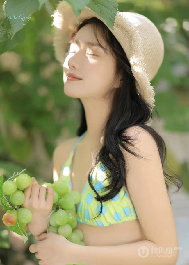 葡萄树下的浅粉可人少女肩带家居服短裤穿搭青春阳光动人写真美照
