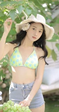 葡萄树下的浅粉可人少女肩带家居服短裤穿搭青春阳光动人写真美照