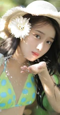 葡萄树下的浅粉可人少女肩带家居服短裤穿搭青春阳光动人写真美照