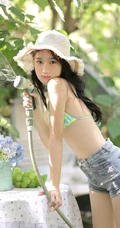 葡萄树下的浅粉可人少女肩带家居服短裤穿搭青春阳光动人写真美照