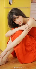 苗条骨感青春少女可人肩带红裙穿搭室内悠闲写真图片