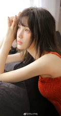 苗条骨感青春少女可人肩带红裙穿搭室内悠闲写真图片
