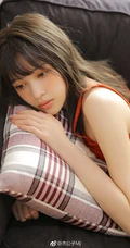 苗条骨感青春少女可人肩带红裙穿搭室内悠闲写真图片