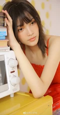 苗条骨感青春少女可人肩带红裙穿搭室内悠闲写真图片