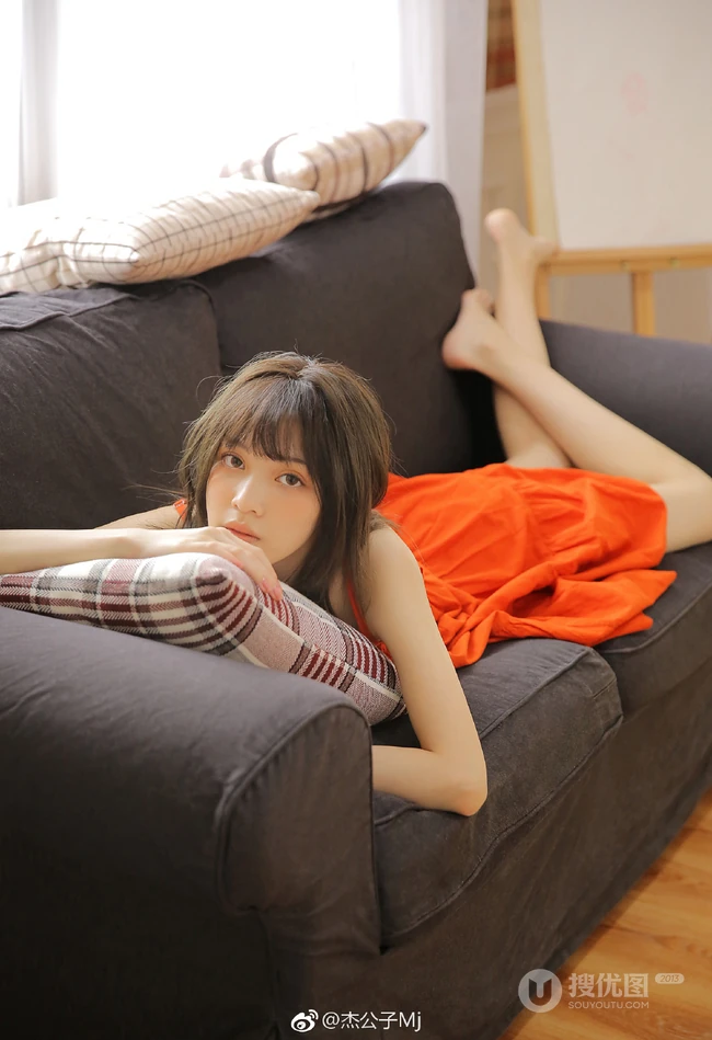 苗条骨感青春少女可人肩带红裙穿搭室内悠闲写真图片