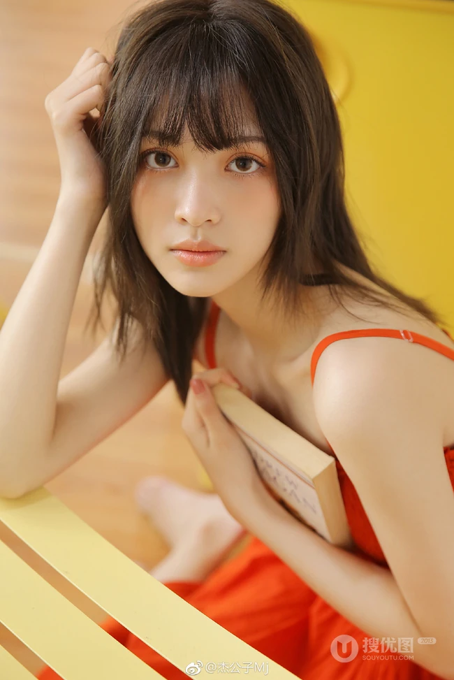 苗条骨感青春少女可人肩带红裙穿搭室内悠闲写真图片