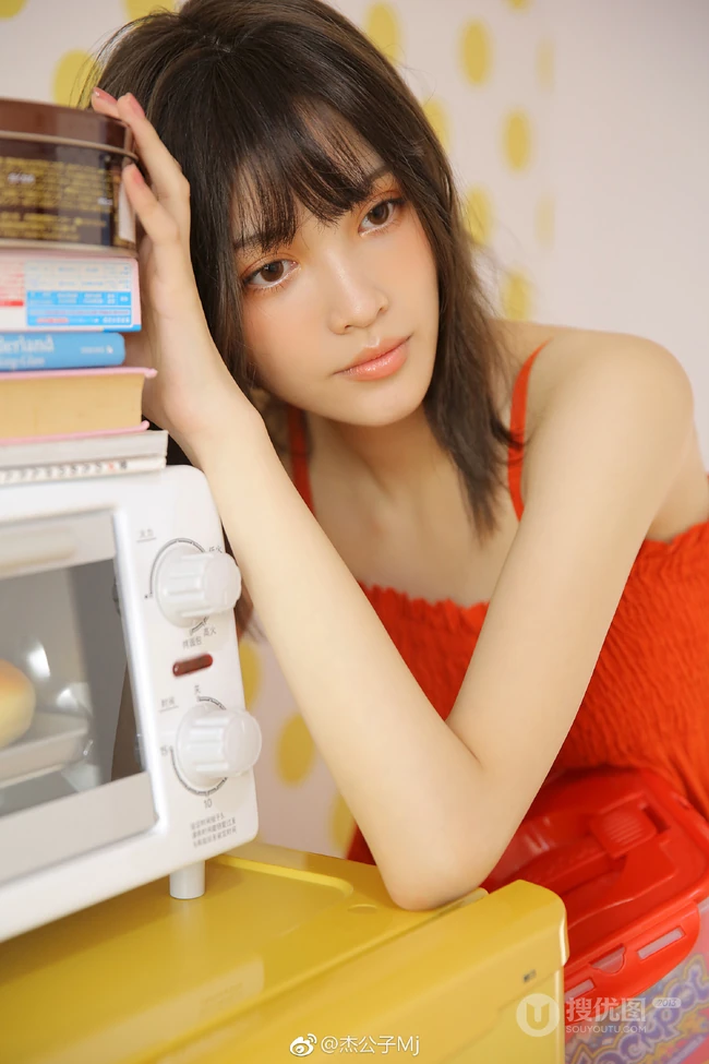 苗条骨感青春少女可人肩带红裙穿搭室内悠闲写真图片