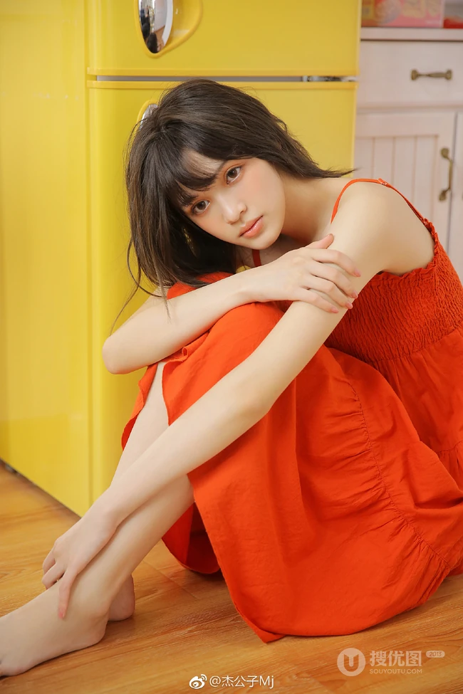 苗条骨感青春少女可人肩带红裙穿搭室内悠闲写真图片