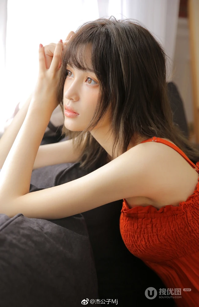 苗条骨感青春少女可人肩带红裙穿搭室内悠闲写真图片