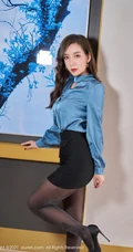 优雅气质女生秘书艾静香蓝衫黑裙袜装高跟穿着气质写真图集