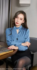 优雅气质女生秘书艾静香蓝衫黑裙袜装高跟穿着气质写真图集