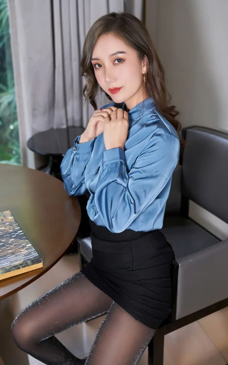 优雅气质女生秘书艾静香蓝衫黑裙袜装高跟穿着气质写真图集
