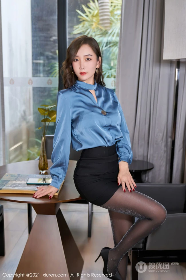 优雅气质女生秘书艾静香蓝衫黑裙袜装高跟穿着气质写真图集