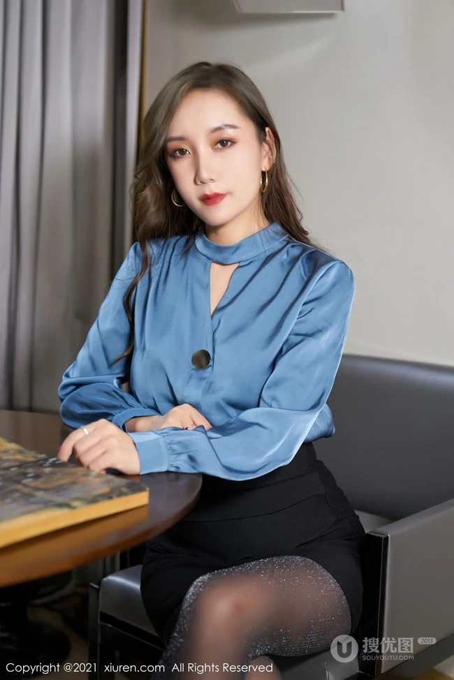 优雅气质女生秘书艾静香蓝衫黑裙袜装高跟穿着气质写真图集