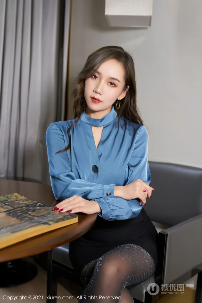 优雅气质女生秘书艾静香蓝衫黑裙袜装高跟穿着气质写真图集