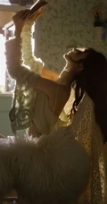 阳光房里的气质苗条身材女生身着肩带短裤唯美动人室内艺术写真图片