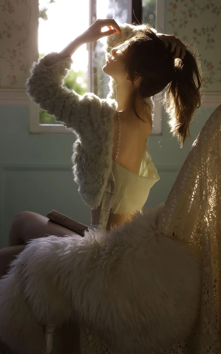 阳光房里的气质苗条身材女生身着肩带短裤唯美动人室内艺术写真图片