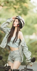 马路上的气质美丽电动车牛仔衣短裤少女超清新美拍艺术写真图片