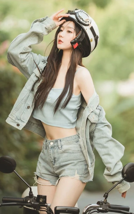 马路上的气质美丽电动车牛仔衣短裤少女超清新美拍艺术写真图片