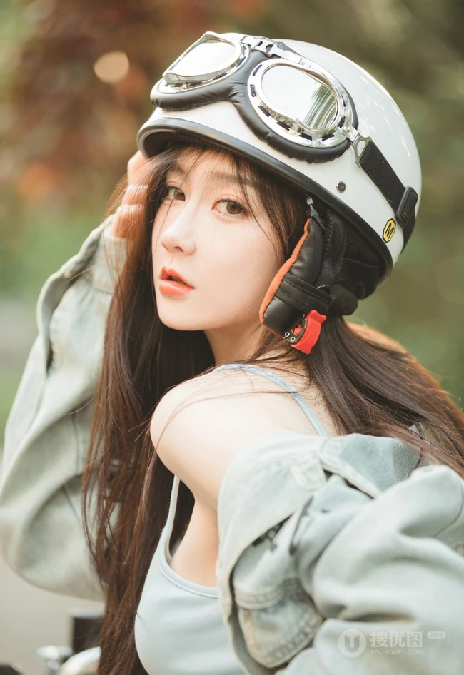 马路上的气质美丽电动车牛仔衣短裤少女超清新美拍艺术写真图片