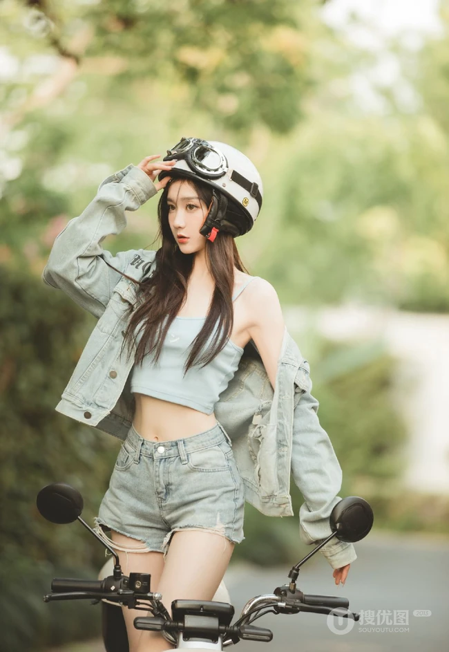 马路上的气质美丽电动车牛仔衣短裤少女超清新美拍艺术写真图片