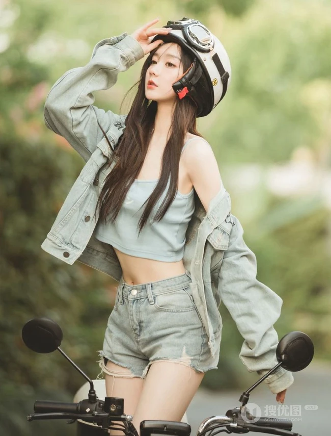 马路上的气质美丽电动车牛仔衣短裤少女超清新美拍艺术写真图片