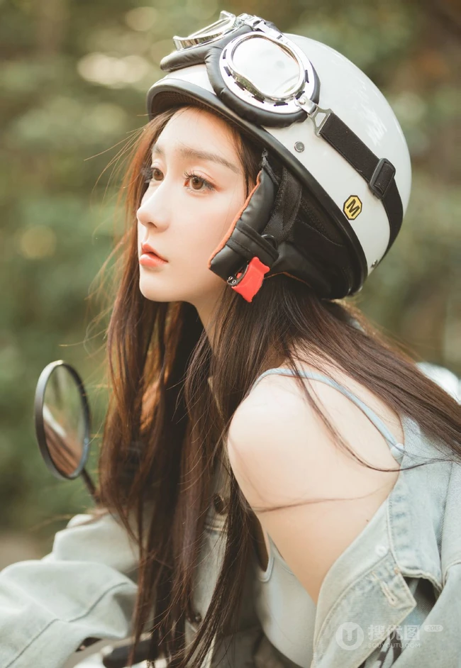 马路上的气质美丽电动车牛仔衣短裤少女超清新美拍艺术写真图片