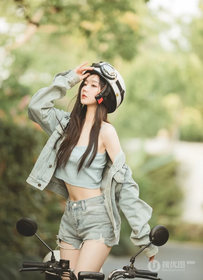 马路上的气质美丽电动车牛仔衣短裤少女超清新美拍艺术写真图片