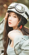 马路上的气质美丽电动车牛仔衣短裤少女超清新美拍艺术写真图片