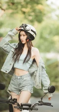 马路上的气质美丽电动车牛仔衣短裤少女超清新美拍艺术写真图片