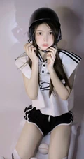浅粉白皙棒球服短裤白袜少女甜美可人室内艺术写真照