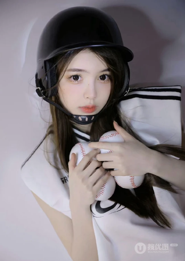 浅粉白皙棒球服短裤白袜少女甜美可人室内艺术写真照
