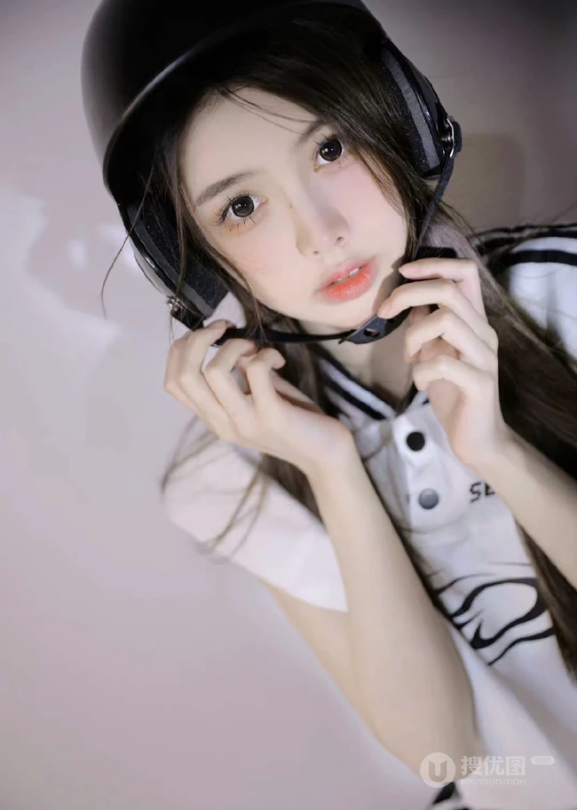 浅粉白皙棒球服短裤白袜少女甜美可人室内艺术写真照