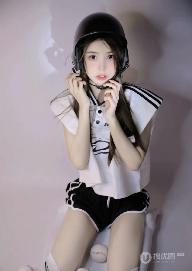 浅粉白皙棒球服短裤白袜少女甜美可人室内艺术写真照
