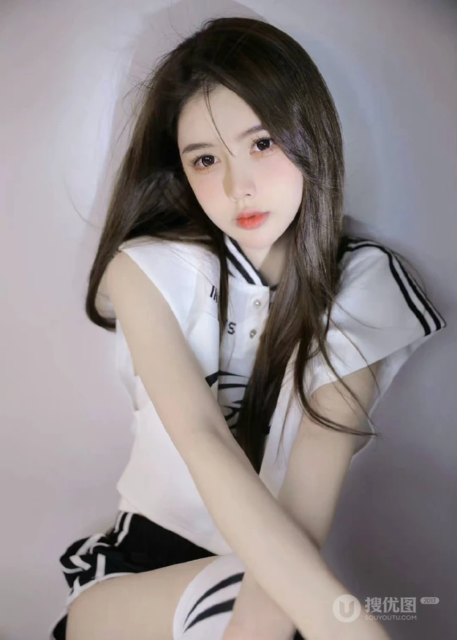 浅粉白皙棒球服短裤白袜少女甜美可人室内艺术写真照
