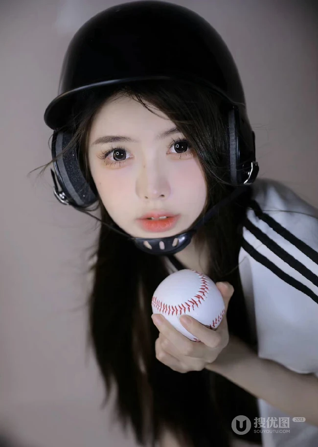 浅粉白皙棒球服短裤白袜少女甜美可人室内艺术写真照