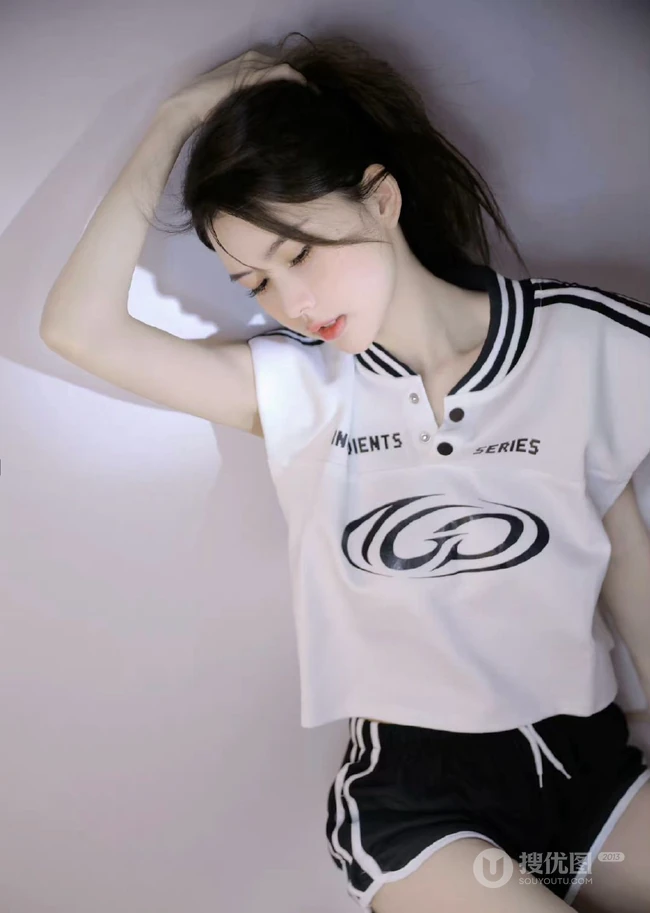 浅粉白皙棒球服短裤白袜少女甜美可人室内艺术写真照