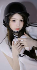 浅粉白皙棒球服短裤白袜少女甜美可人室内艺术写真照