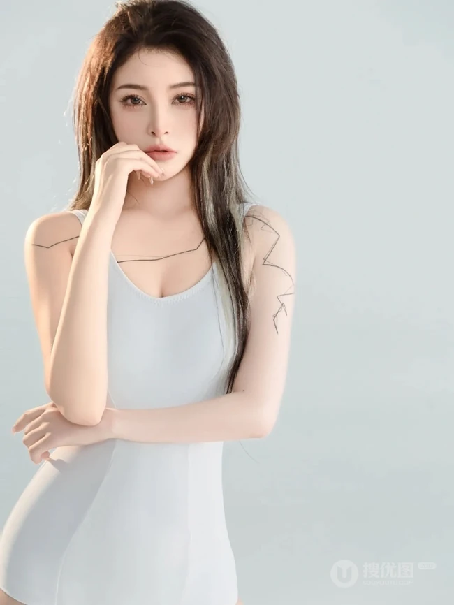 我有故事，你有酒吗？气质轻熟风十足女生紧身白色连体运动衣高清动人写真